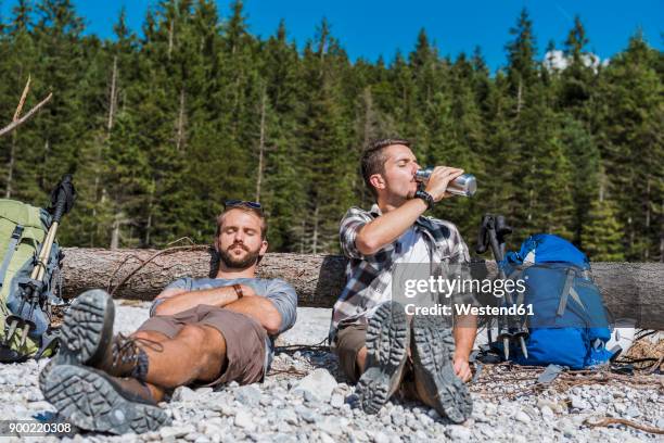 germany, bavaria, two hikers having a rest - mann wasser trinken sport stock-fotos und bilder