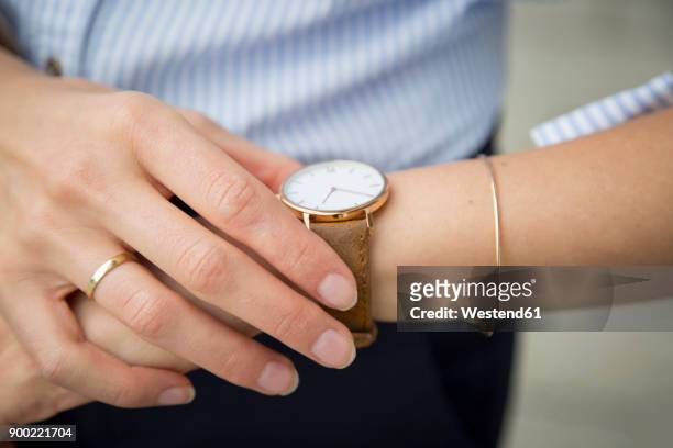 businesswoman wearing wrist watch, close-up - orologio da polso foto e immagini stock