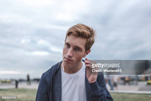 portrait of young man with earphones - man running city stockfoto's en -beelden