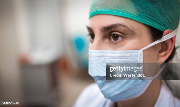 portait of doctor wearing a mask - máscara de gripe imagens e fotografias de stock