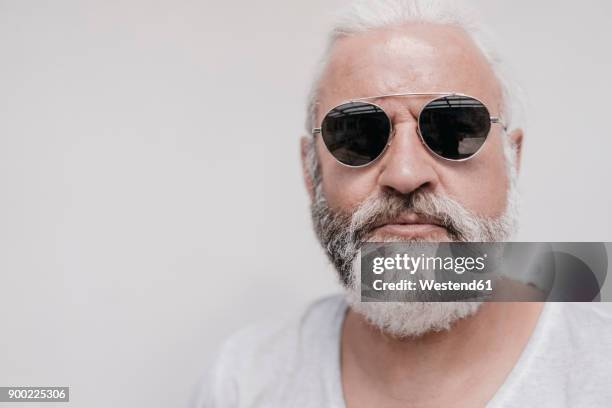 portrait of mature man wearing sunglasses - man sunglasses face imagens e fotografias de stock