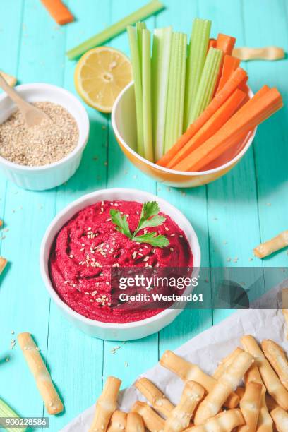 bowl of beetroot hummus, sesame, carrot and celery crudites and breadsticks - crudité foto e immagini stock