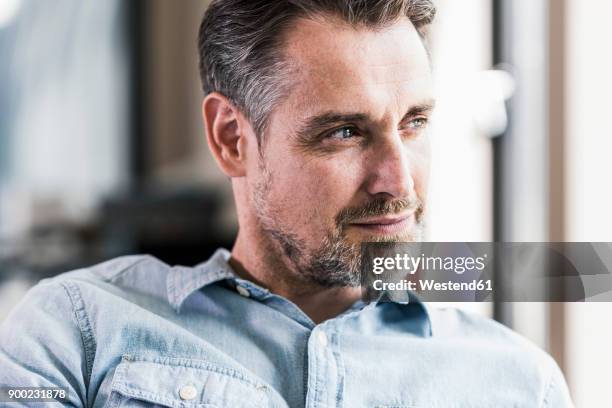 portrait of businessman looking sideways - at a glance stockfoto's en -beelden