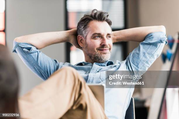 businessman in office leaning back - contente - fotografias e filmes do acervo