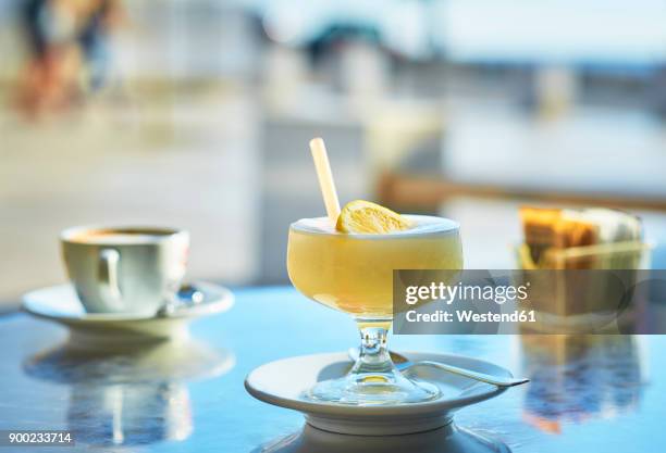 italy, glass of lemon granita and cup of cappuccino in the background - sorbet 個照片及圖片檔