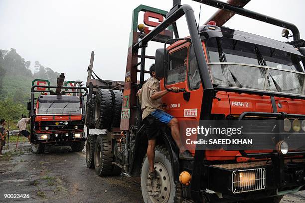 Malaysia-environment-rights-Penan BY SARAH STEWART In a picture taken on August 20 Penan tribesmen speak with the drivers of plantation company...