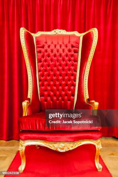 red royal throne and red curtain behind - trono imagens e fotografias de stock