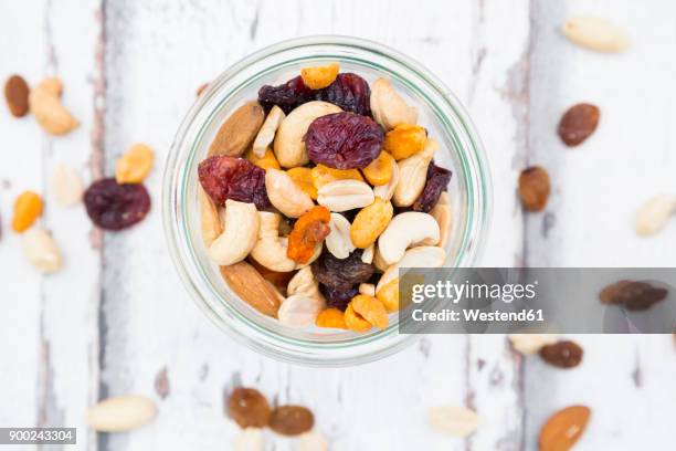 glass of trail mix - fruta seca fotografías e imágenes de stock