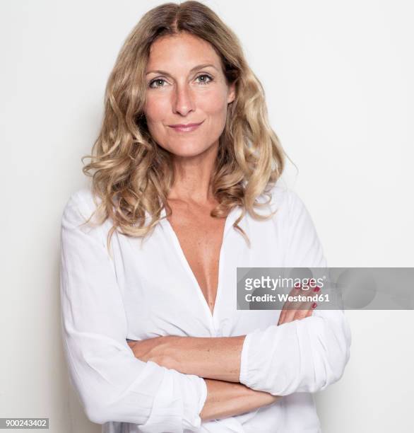 portrait of confident businesswoman - beautiful blondes stockfoto's en -beelden