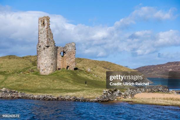 ruins of ardvreck castle at loch assynt, west highlands, scotland, united kingdom - ardvreck castle stock pictures, royalty-free photos & images