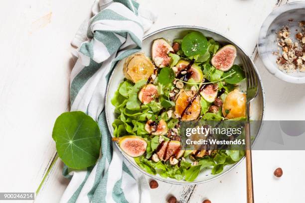 platter of green salad with figs, crema di balsamico, honey hazelnuts and baked goat cheese - green salad foto e immagini stock