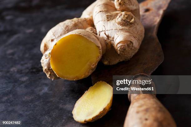 sliced ginger root on an old knife - jengibre fotografías e imágenes de stock