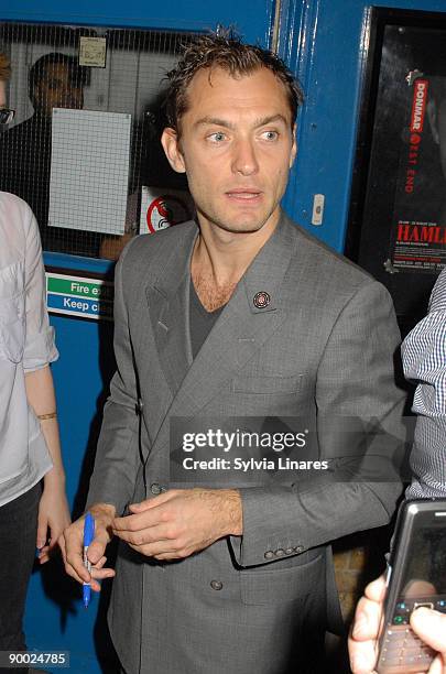 Jude Law leaves the Wyndhams Theatre after his performance in "Hamlet" on August 22, 2009 in London, England.