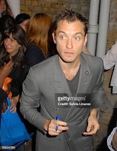 Jude Law leaves the Wyndhams Theatre after his performance in "Hamlet" on August 22, 2009 in London, England.