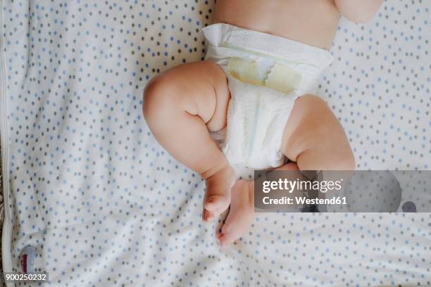 baby boy wearing diapers, partial view - baby close up bed stockfoto's en -beelden