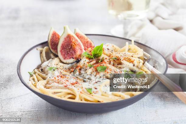 spaghetti al gorgonzola, spaghetti with gorgonzola sauce, figs and white wine - gorgonzola stockfoto's en -beelden