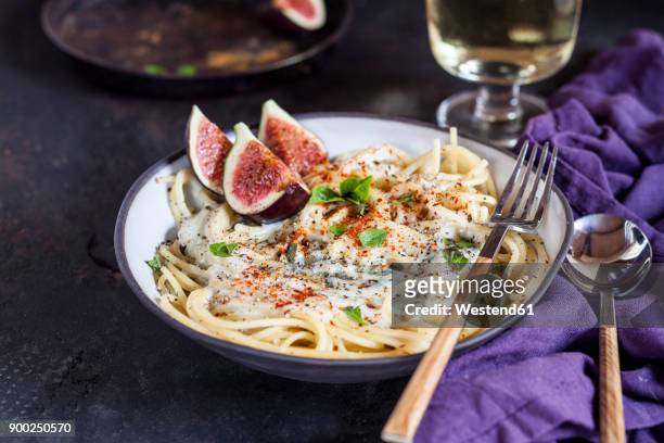 spaghetti al gorgonzola, spaghetti with gorgonzola sauce, figs and white wine - gorgonzola stock pictures, royalty-free photos & images