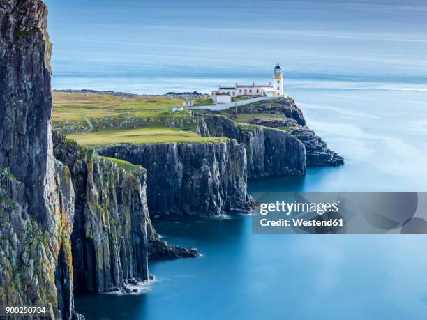 great britain, scotland, isle of skye, lighthouse at neist point - islas de gran bretaña fotografías e imágenes de stock