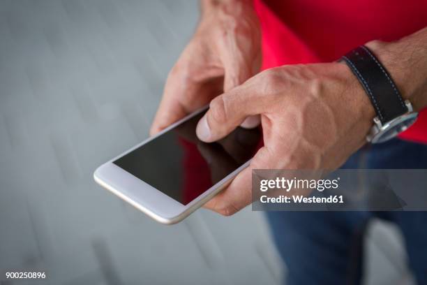 hands of man writing text message on a smartphone - instant messaging photos et images de collection