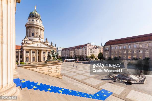 germany, berlin, gendarmenmarkt, view to french cathedral with perron of konzerthaus in the foreground - französischer dom fotografías e imágenes de stock