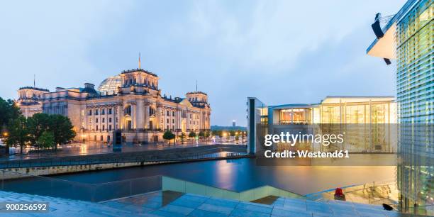 germany, berlin, view to lighted reichstag and paul-loebe-building with spree river in the foreground - berlin regierungsviertel stock pictures, royalty-free photos & images