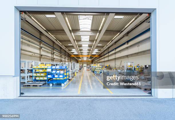 factory shop floor - loading dock 個照片及圖片檔