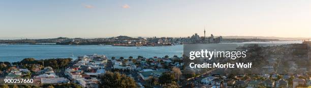 waitemata harbour, sky tower, skyline with skyscrapers, central business district, auckland region, north island, new zealand - auckland region foto e immagini stock