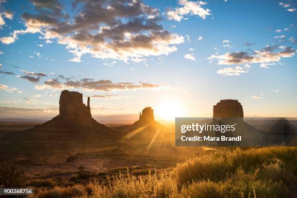 sunrise, mesas west mitten butte, east mitten butte, merrick butte, scenic drive, monument valley, monument valley navajo tribal park, navajo nation, arizona, utah, usa - west mitten stock-fotos und bilder