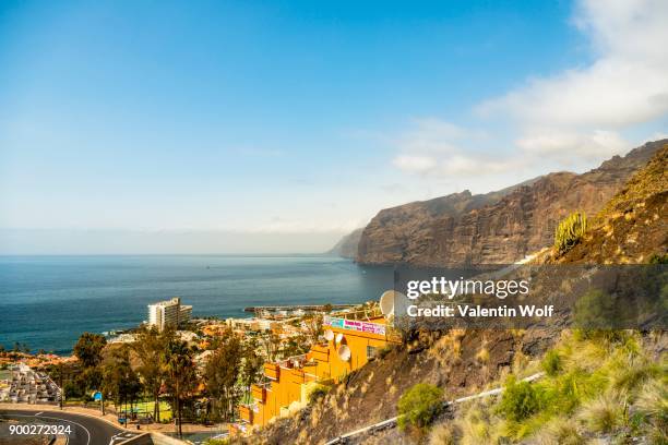 acantilado de los gigantes, cliffs, cliff line of los gigantes, tenerife, canary islands, spain - acantilado - fotografias e filmes do acervo