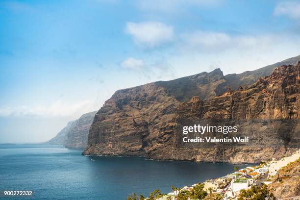 acantilado de los gigantes, cliffs, cliff line of los gigantes, tenerife, canary islands, spain - acantilado stock-fotos und bilder