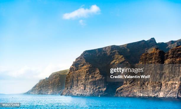 acantilado de los gigantes, cliffs, cliff line of los gigantes, tenerife, canary islands, spain - acantilado stock-fotos und bilder