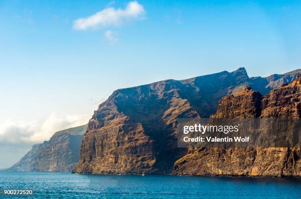 acantilado de los gigantes, cliffs, cliff line of los gigantes, tenerife, canary islands, spain - acantilado stock-fotos und bilder