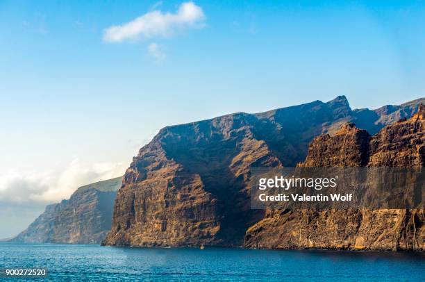 acantilado de los gigantes, cliffs, cliff line of los gigantes, tenerife, canary islands, spain - acantilado - fotografias e filmes do acervo