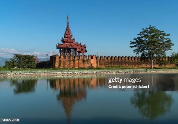 moat with royal palace, mandalay, myanmar - mandalay fort stock pictures, royalty-free photos & images