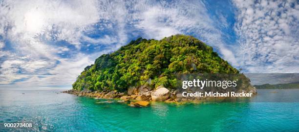 spherical and verdant rocky island, tonga island, tonga bay, abel tasman national park, tasman region, southland, new zealand - abel tasman national park stock pictures, royalty-free photos & images