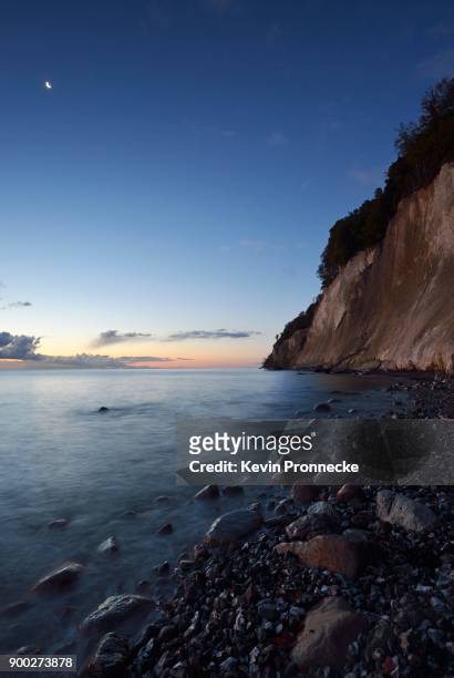 dawn on the chalk coast of ruegen in sassnitz, germany - kreidefelsen stock-fotos und bilder