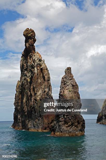 volcanic rock formations, rock needle ilheus da rib, cliffs of ribeira da janela, lanceiros, madeira, portugal - janela 個照片及圖片檔