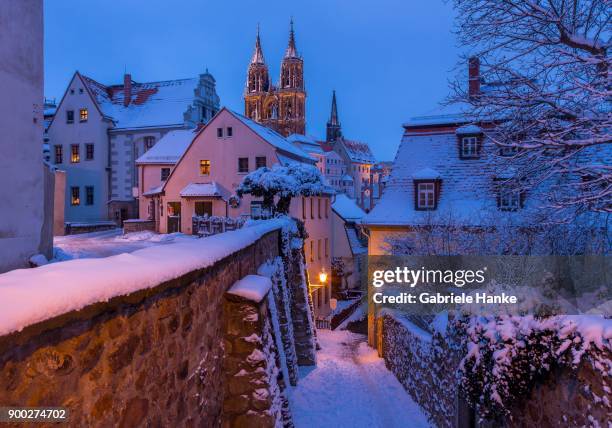 historic centre in winter, view to the cathedral with stairs rote stufen, dawn, meissen, saxony, germany - stufen stock pictures, royalty-free photos & images
