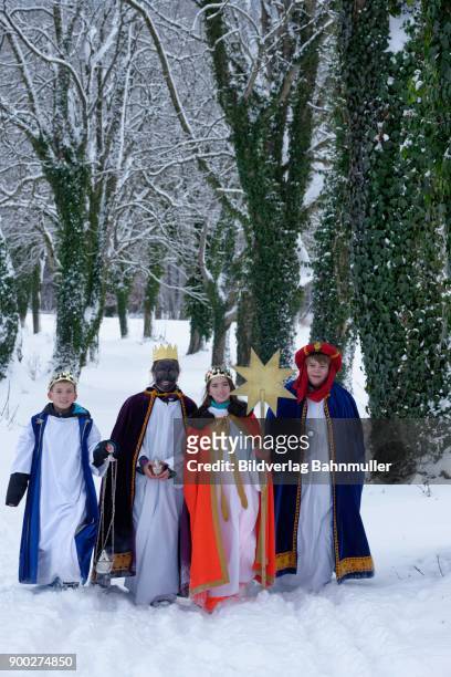 children dressed up as carolers, the three magi, bad heilbrunn, upper bavaria, bavaria, germany - bad christmas stock-fotos und bilder