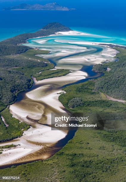 view downstream to hill inlet and whitehaven beach, whitsunday island, queensland - whitsunday islands national park stockfoto's en -beelden