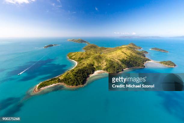 south molle island, behind island daydream, whitsunday islands, queensland - whitsunday island stock pictures, royalty-free photos & images
