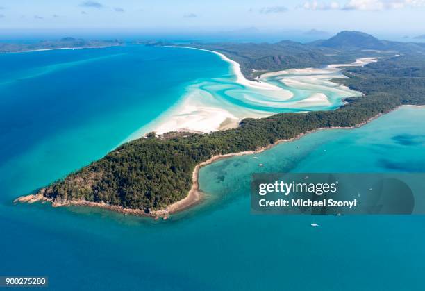 whitehaven beach and hill inlet river meanders, whitsunday islands, queensland - whitsunday islands national park stockfoto's en -beelden