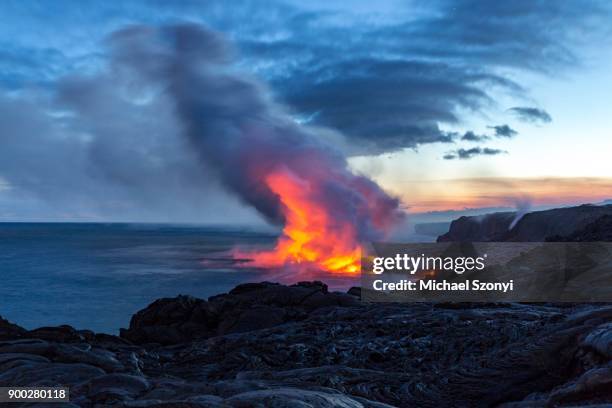 lava entering ocean, kalapana, hawaii volcanoes national park, big island, hawaii, usa - kalapana 個照片及圖片檔