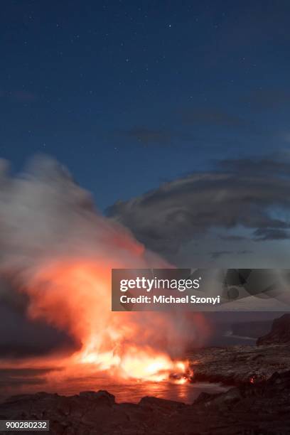 lava entering ocean, night, milky way above, kalapana, hawaii volcanoes national park, big island, hawaii, usa - kalapana 個照片及圖片檔