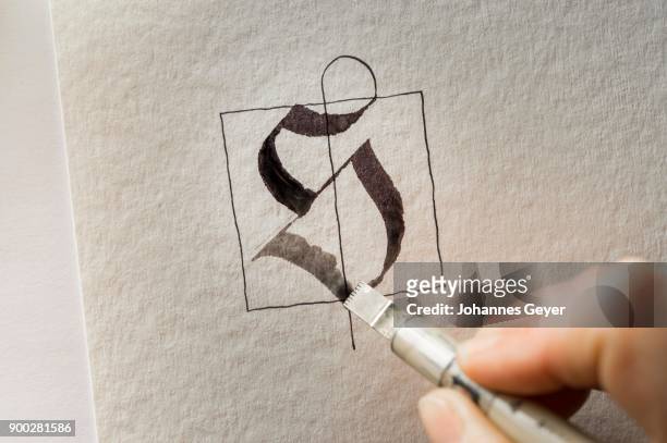 calligraphy studio, hand writes with automatic pen, letter s on torchon paper, seebruck, upper bavaria, germany - torchon stock-fotos und bilder