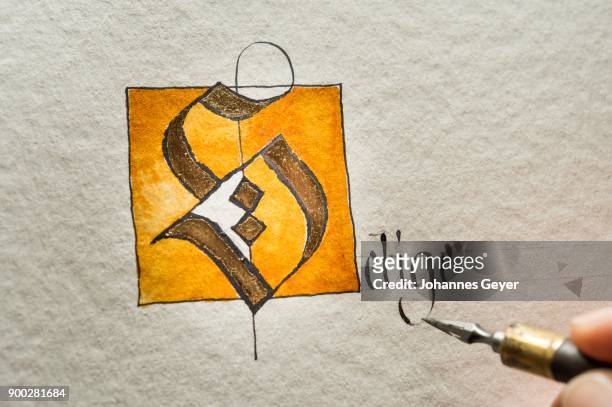 calligraphy studio, hand writes text with pen and nib, letter s coated with gold on torchon paper, seebruck, upper bavaria, germany - torchon bildbanksfoton och bilder