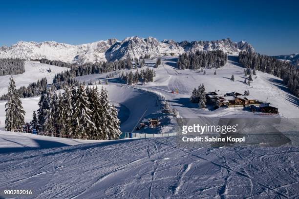 piste, winter landscape, wilder kaiser brixen at back, tyrol, austria - kaiser stockfoto's en -beelden