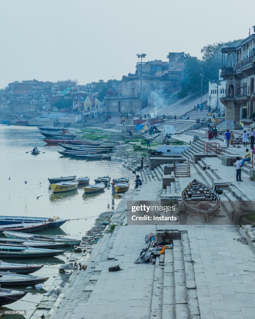 Serata blu in uno dei Ghat del Gange di Varanasi.