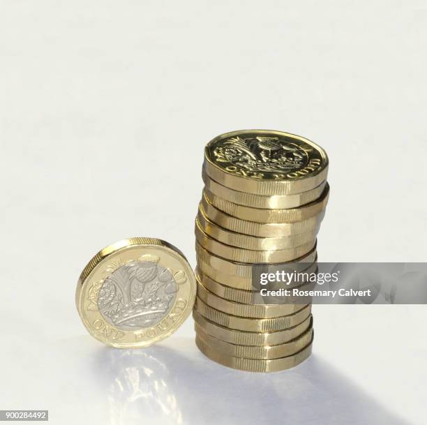 stack of one pound coins with one coin on its edge. - moeda de uma libra imagens e fotografias de stock