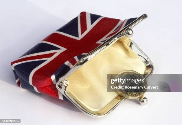 union jack purse with just one one pound coin in it. - portemonnee stockfoto's en -beelden